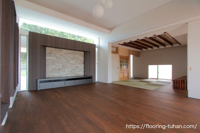 家にも人にも安全な自然オイル塗装の床、チーク無垢フローリングを使用
