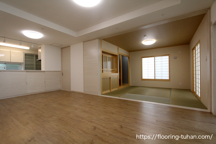 PVCフローリングの床で白を基調としいて明るく清潔感あふれ住宅